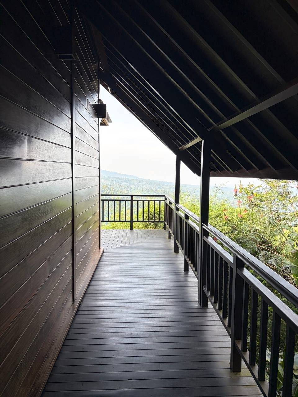 Терраса виллы Elevate Bali с видом на горы