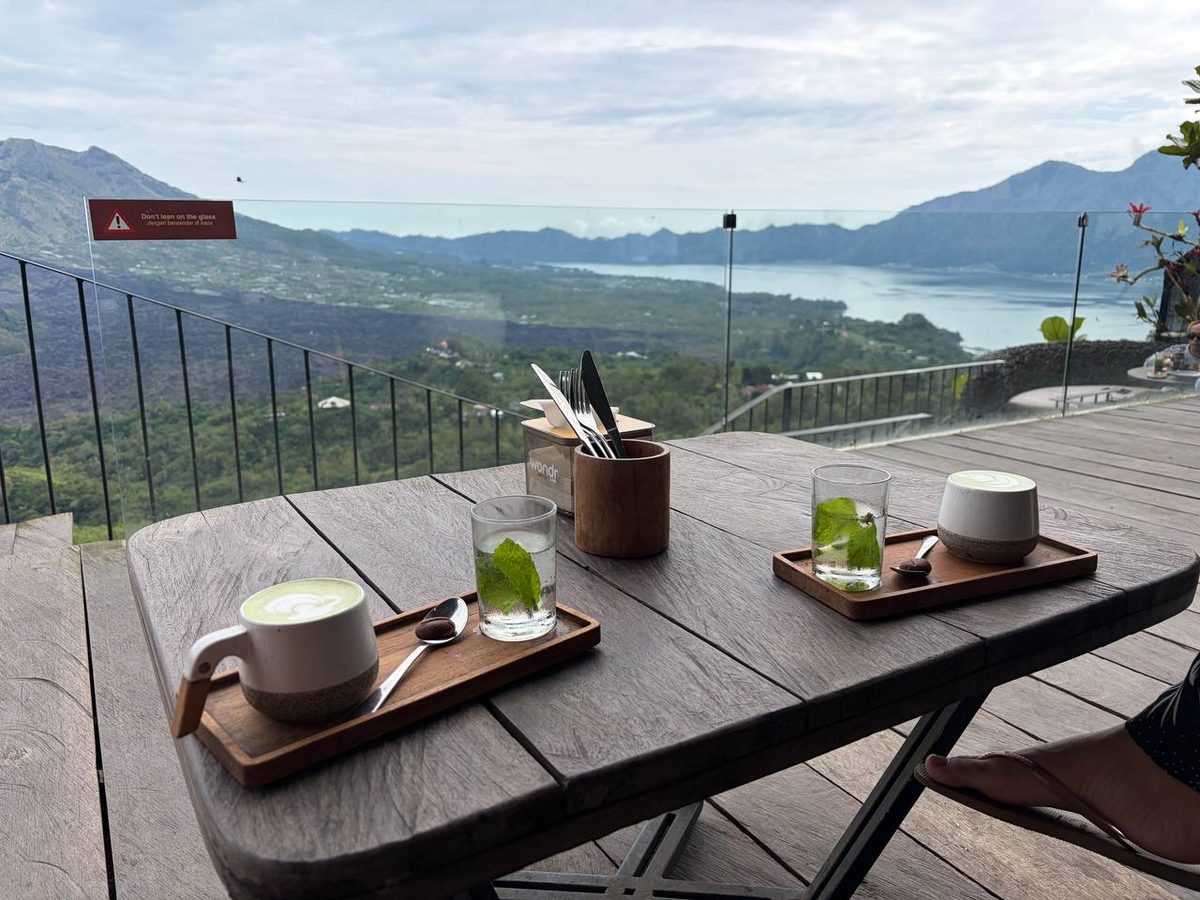 Матча латте в кафе Wondr с видом на озеро Батур