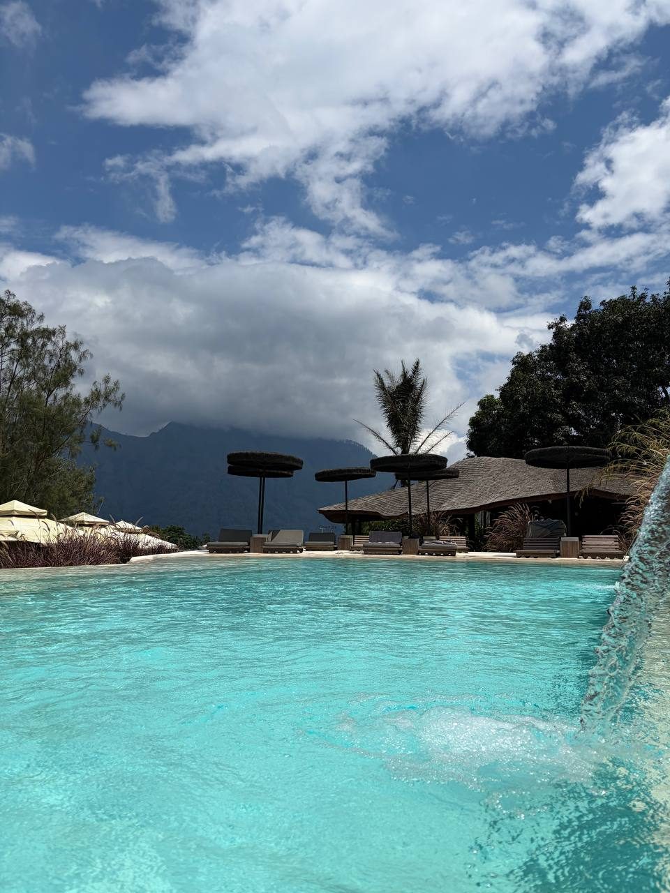 Бассейн TOTEME с видом на горы Кинтамани