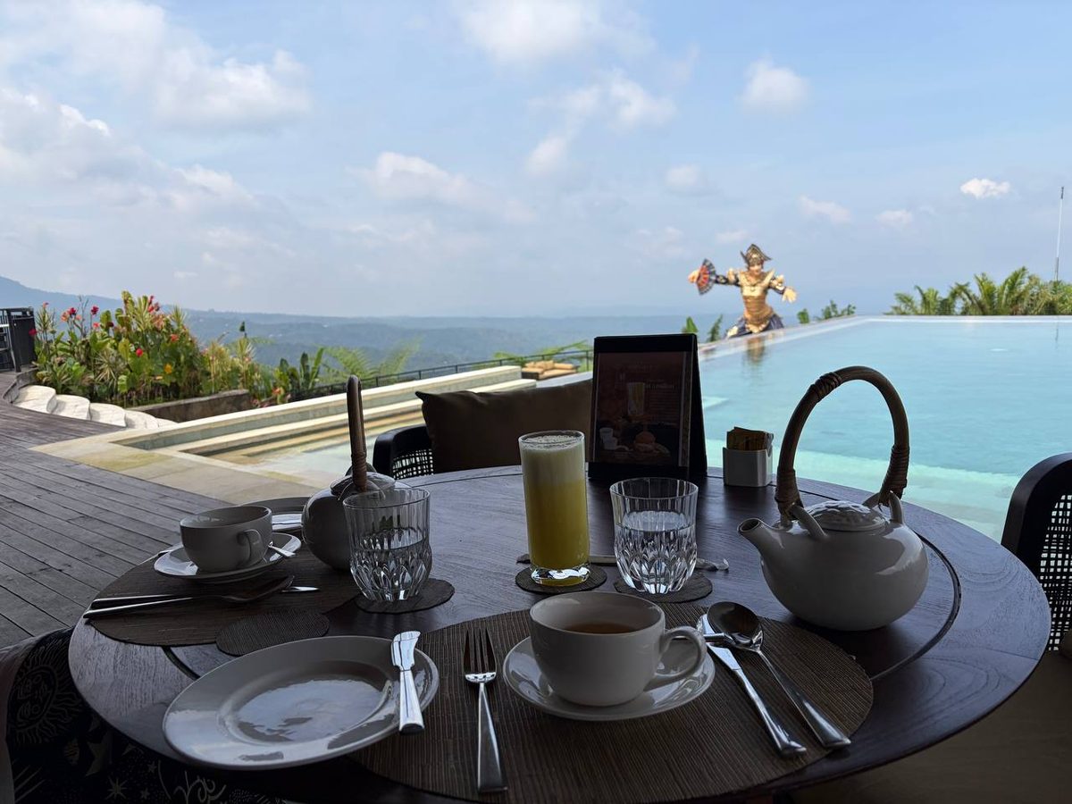 Завтрак у infinity pool в Elevate Bali, Мундук