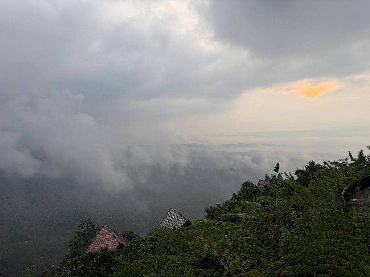 Закат в облаках, Мундук