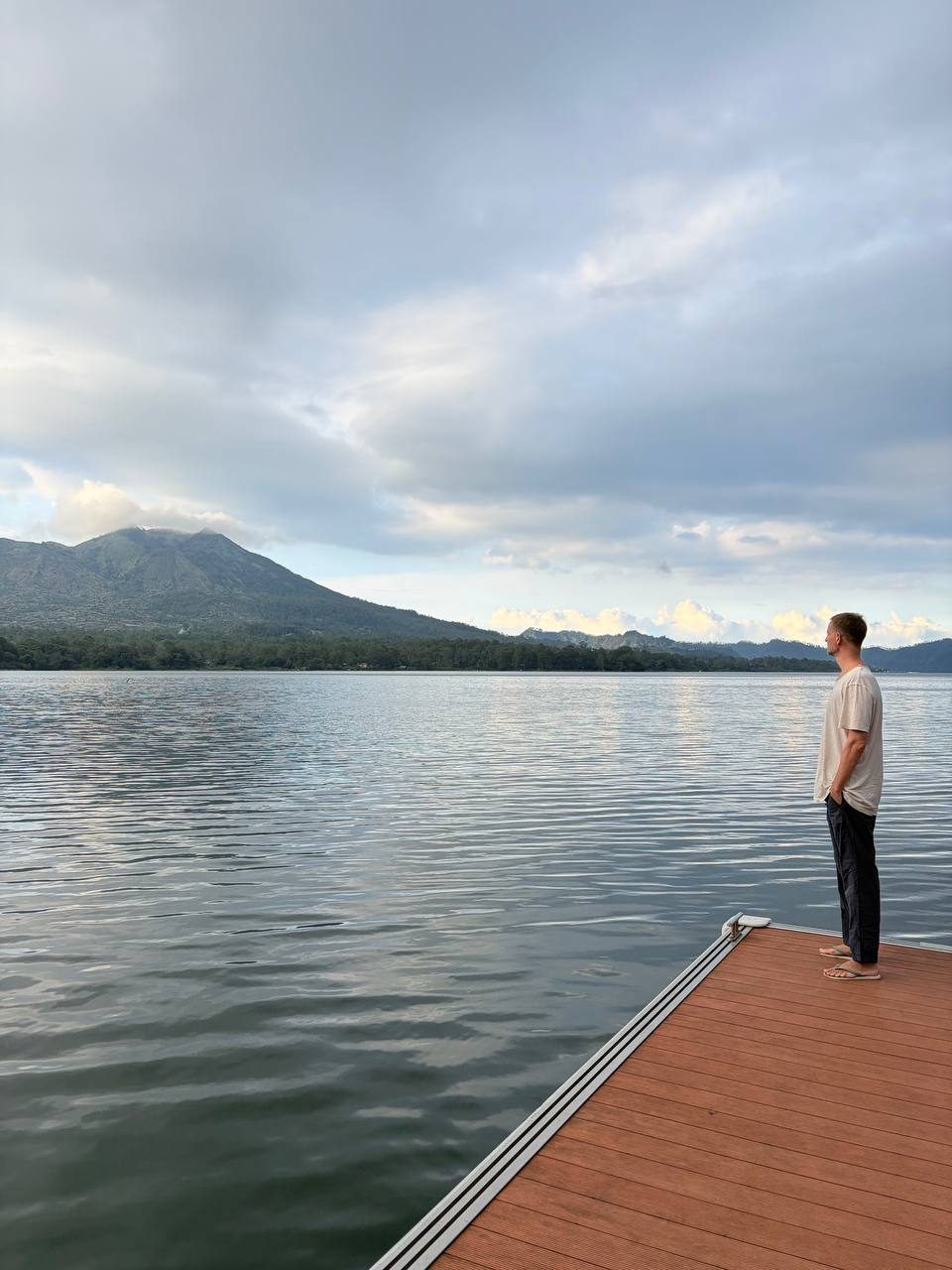 На причале озера Батур, вид на вулкан