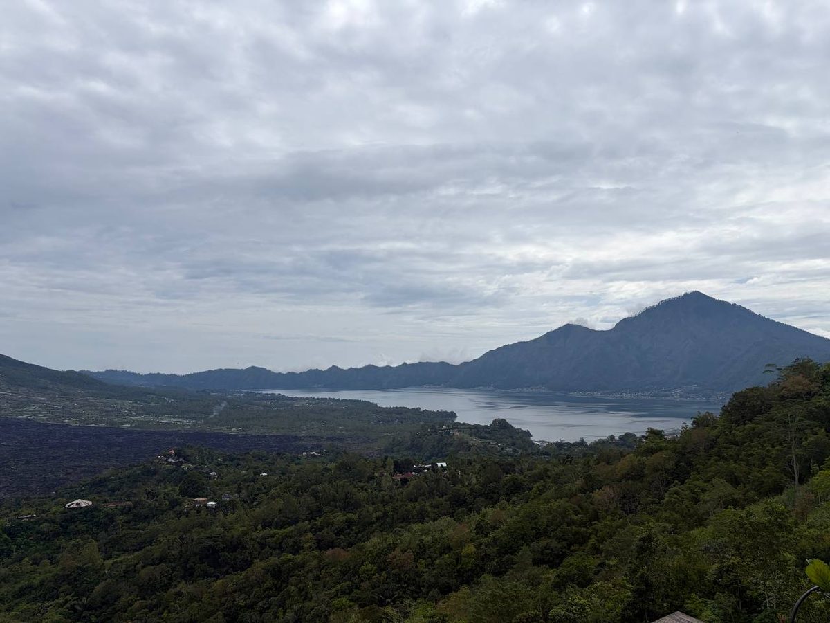 Панорама кальдеры Батур с озером